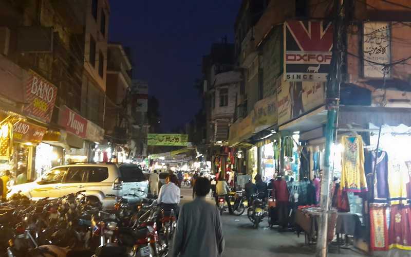 Inside_view_of_anarkali_bazar