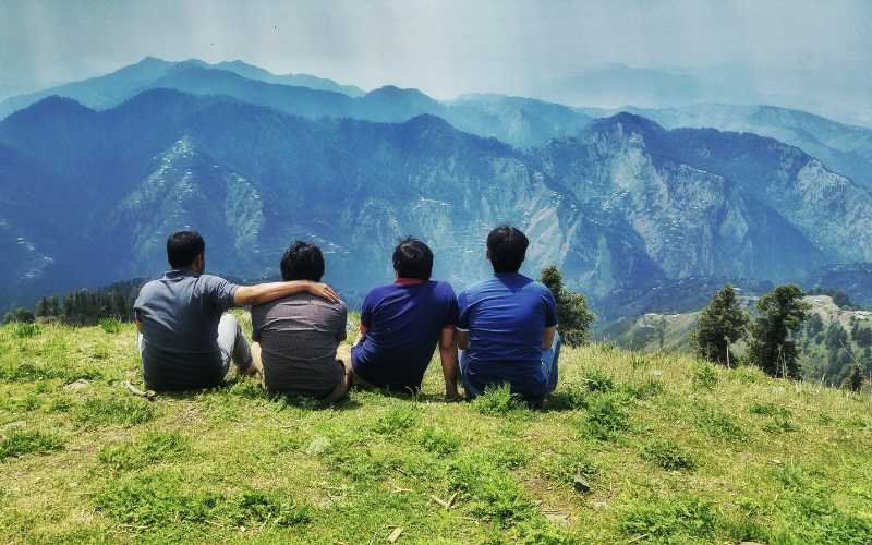 friends-chilling-at-Miranjani-Peak