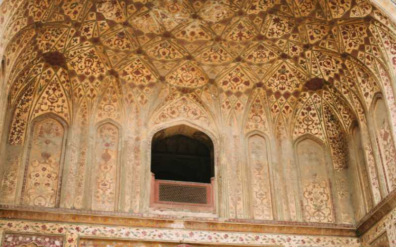 tomb-of-mughal-Emperor-Jahangir-in-Lahore-inside-view